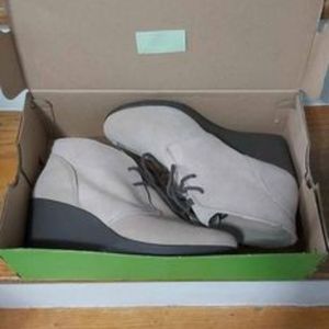 Crocs booties in beige color